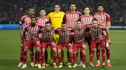 Para pemain starting XI Olympiakos berfoto sebelum dimulainya laga final Europa Conference League 2023/2024 menghadapi Fiorentina di OPAP Arena, Athena, Yunani, Rabu (29/5/2024). (AP Photo/Thanassis Stavrakis)