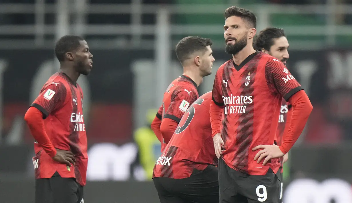 Reaksi para pemain AC Milan usai disingkirkan Atalanta pada perempat final Coppa Italia 2023/2024 di San Siro, Kamis (11/1/2024) WIB. (AP Photo/Luca Bruno)