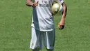 Bek Real Madrid, Eder Militao berpose dengan jersey klub barunya selama pengenal dirinya di stadion Santiago Bernabeu di Madrid, Spanyol (10/7/2019). Eder Militao diboyong Madrid dari FC Porto dengan transfer 50 juta euro. (AP Photo/Manu Fernandez)