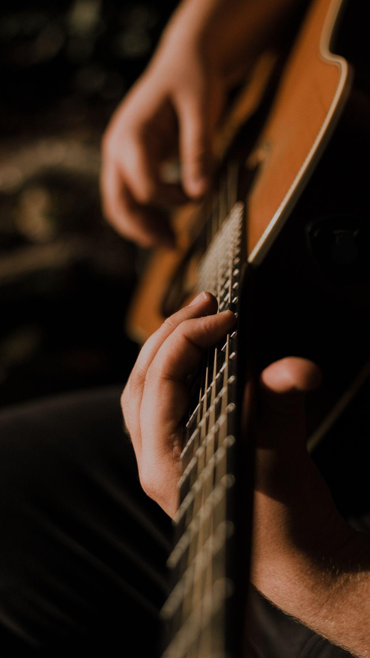 Kunci dasar gitar atau chord adalah teknik memegang fret gitar dengan posisi fret dan nomor senar yang tepat. Jenis kunci gitar dasar perlu diketahui terlebih  dahulu sebelum mulai belajar memainkan gitar. Pada gitar, terdapat kunci A, Am, B, Bm, D, Dm, E