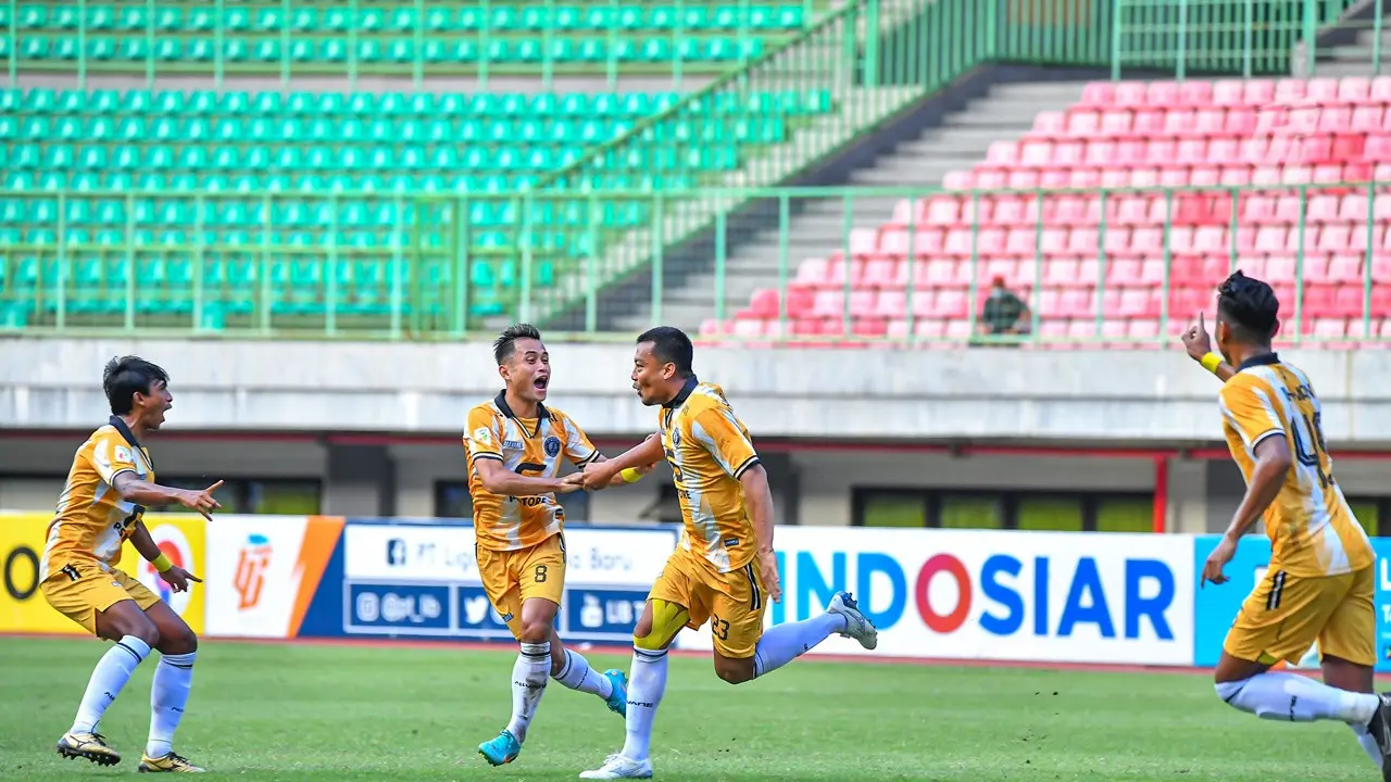 Pertandingan seru Liga 2 antara FC Bekasi City melawan PSIM