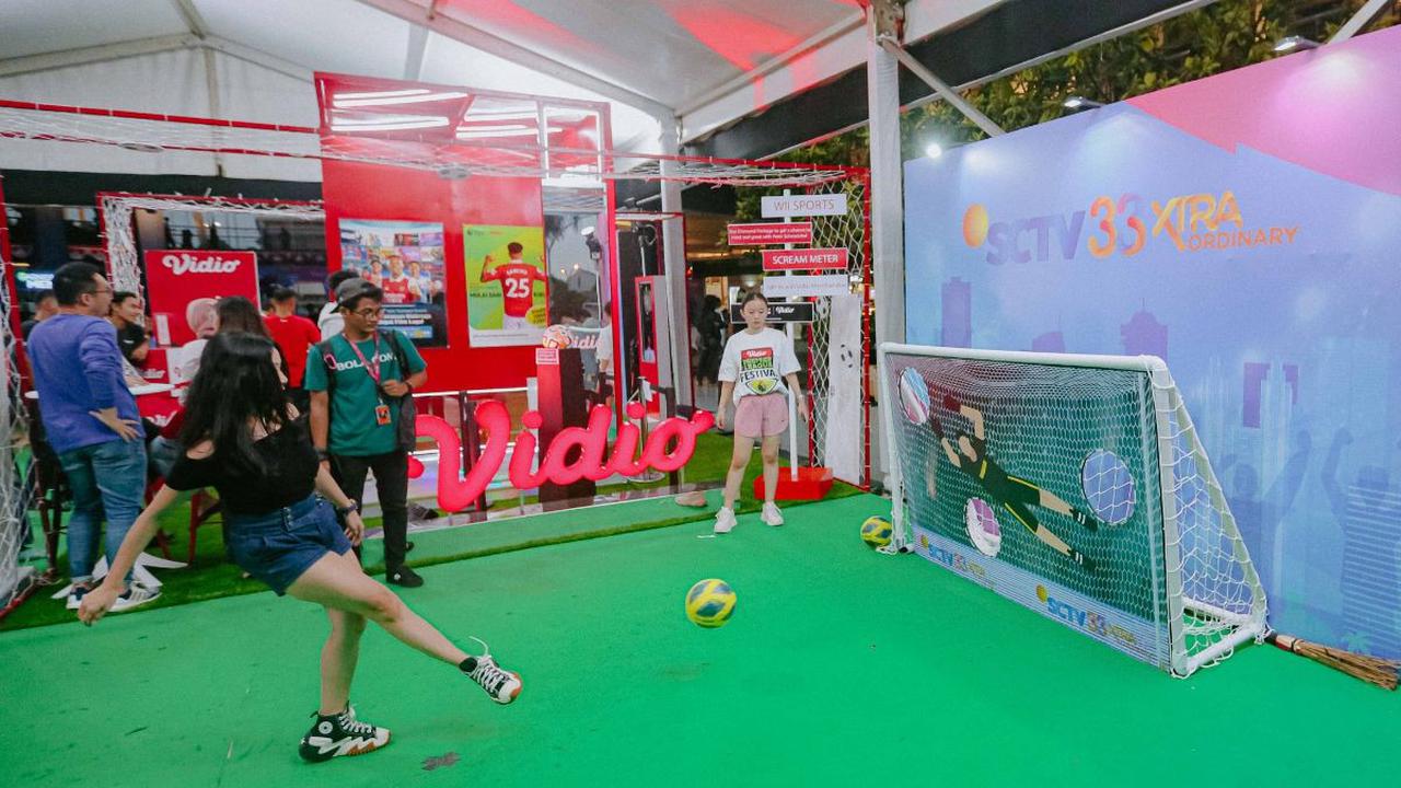 Fun games yang disajikan dalam acara ini sangat seru.

Antusiasme mereka terlihat saat menikmati permainan menendang bola ke gawang dalam acara Vidio Premier League Festival.