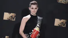 Aktris Emma Watson berpose dengan Piala Popcorn MTV usai mendapat penghargaan sebagai aktris terbaik dalam film "Beauty and the Beast" di MTV Movie and TV Awards di Shrine Auditorium, Los Angeles (7/5). (Photo by Richard Shotwell/Invision/AP)