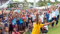 Ekspresi warga Fiji saat menyaksikan tim rugby sevens bertanding kontra Inggris Raya  di Olimpiade Rio melalui layar raksasa di Fiji, Jumat (12/8/2016). (Guardian)