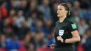 7. Katalin Kulcsar - Katalin Kulcsar merupakan wasit yang memiliki banyak pengalaman. Wasit kelahiran Hungaria ini pernah ditunjuk memimpin laga semifinal Liga Champions Wanita dan perangkat pertandingan pada Piala Dunia Wanita di Prancis. (AFP/Lionel Bonaventure)