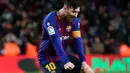 Pemain Barcelona, Lionel Messi melakukan selebrasi setelah mencetak gol ke gawang Valencia dalam lanjutan Liga Spanyol di Camp Nou, Spanyol, Minggu (3/2). Dua gol Messi membuat pertandingan berakhir 2-2. (AP Photo/Manu Fernandez)