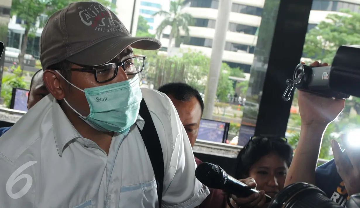 Mantan Ketua Umum Partai Demokrat Anas Urbaningrum keluar mobil tahanan setibanya di gedung KPK untuk menjalani pemeriksaan di Jakarta, Selasa (10/1). (Liputan6.com/Helmi Afandi)
