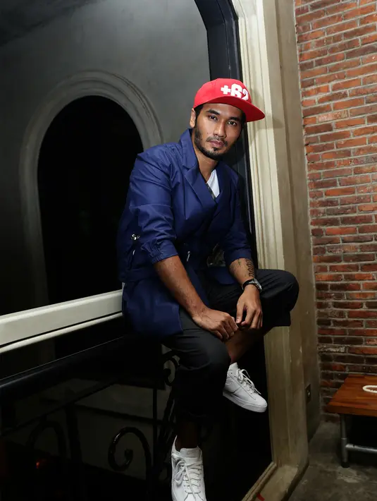 “Bikin demo Kekinian juga di kedai kopi, sampai dilihatin orang. Makanya selalu tinggalkan tip gede supaya dihapal dan mbak-mbaknya enggak marah," papar JFlow. (Andy Masela/Bintang.com)