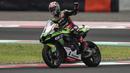 Jonathan Rea akhirnya mampu merebut posisi terdepan saat balapan tinggal tersisa lima lap lagi. Pembalap tim Kawasaki tersebut  akhirnya mampu menjuarai Race 1 WSBK Mandalika 2021. (AFP/Achmad Ibrahim)