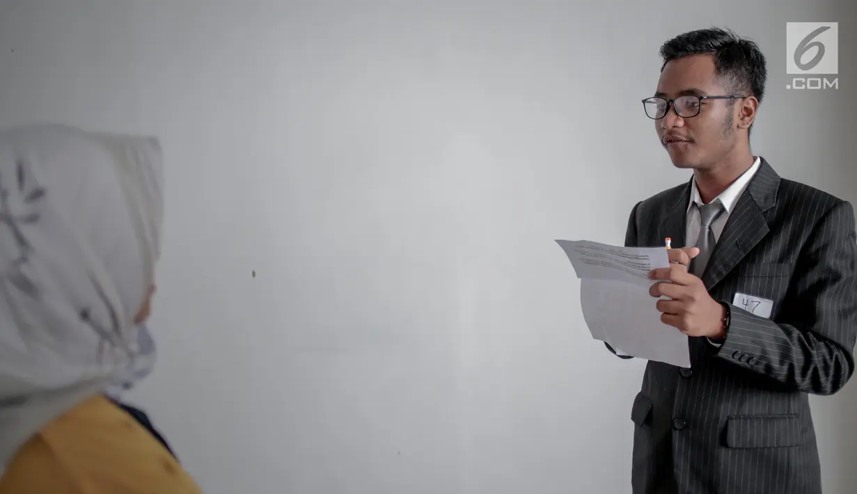 Peserta menghafal naskah selama kompetisi News Presenter dalam Emtek Goes To Campus 2018 di Surabaya, Selasa (13/11). Selain Kompetisi News Presenter, EGTC juga mengadakan workshop, inspiring sharing dan entertainment talk. (Liputan6.com/Faizal Fanani)