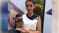 Model sedang memegang Galaxy A5. (Liputan6.com/ Andina Librianty)