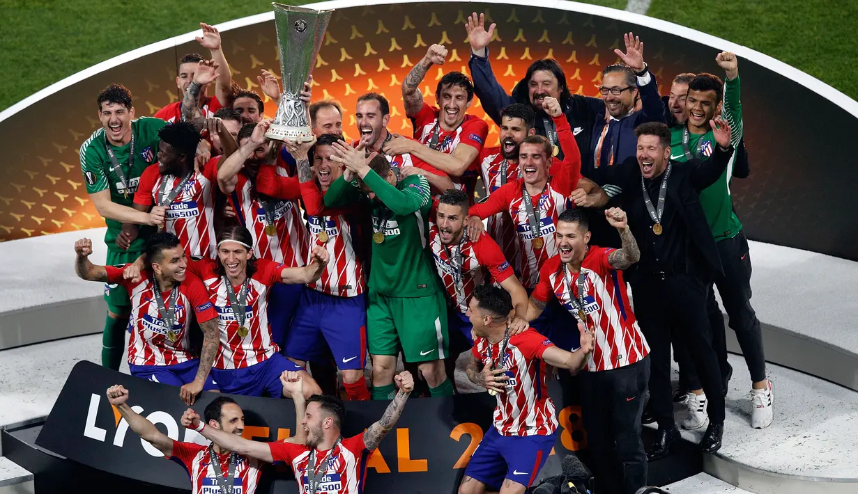 Kegembiraan pemain Atletico Madrid saat merayakan kemenangannya usai menjadi juara Liga Europa 2018 di Stade de Lyon, Prancis (16/5). Ini adalah gelar ketiga Atletico di arena Liga Europa. (AP Photo / Christophe Ena)