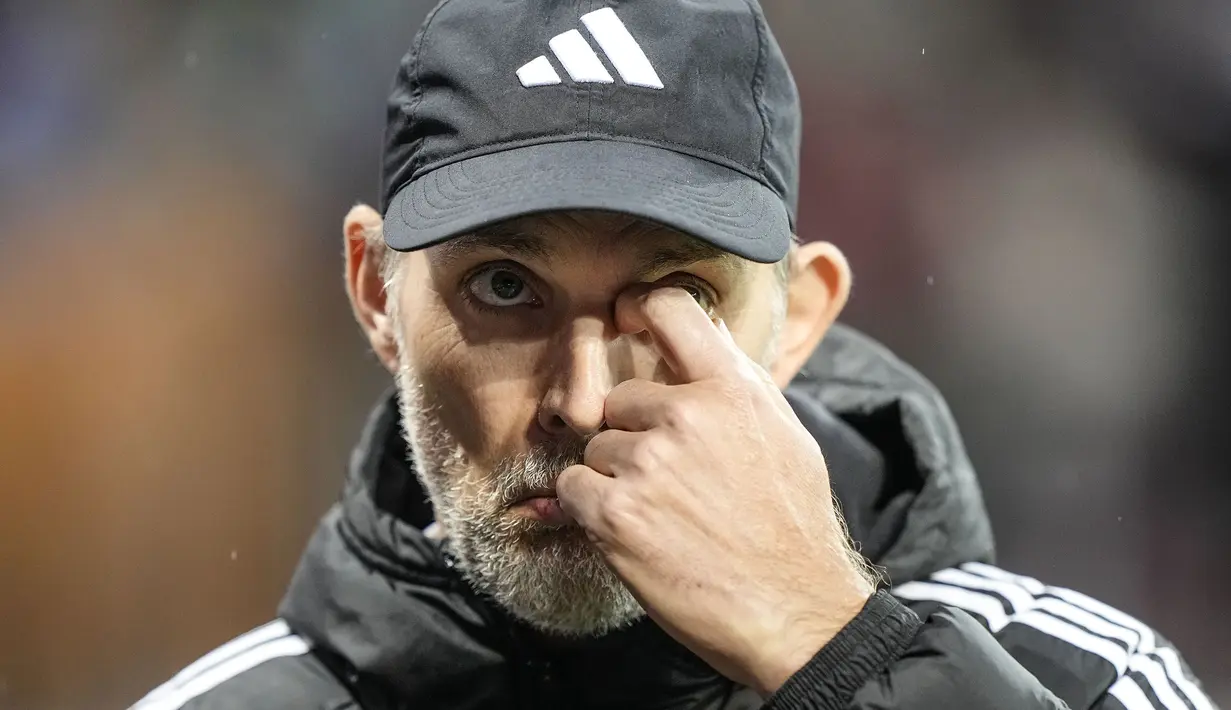 Ekspresi kecewa pelatih Bayern Munchen, Thomas Tuchel setelah timnya kalah 0-3 dari Bayer Leverkusen laga lanjutan Bundesliga 2023/2024 di BayArena, Leverkusen, Jerman, Minggu (11/02/2024) WIB. (AP Photo/Martin Meissner)