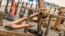 Jangkar Kapal Hellenic berusia 2500 tahun yang terlihat terbuat dari kayu di Pelabuhan Haifa, Israel (17/3). Kapal ini ditemukan di lepas Pantai Kibbutz, Israel. (AFP Photo/Jack Guez)