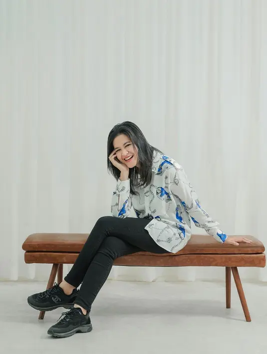 Mengenakan outfit semi formal, Kahiyang Ayu disebut tampilkan body ramping dan langsing yang ideal [@ayanggkahiyang]