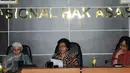 Ki-ka: Roichatul Aswidah, Siti Noor Laila dan Sandrayati saat konferensi pers terkait hukuman kebiri bagi pelaku kejahatan seksual di Kantor Komnas HAM, Jakarta, Senin (15/2/2016). Komnas HAM menolak hukuman kebiri (Liputan6.com/Helmi Afandi)