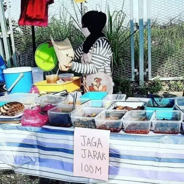 cara nyeleneh orang lakukan physical distancing