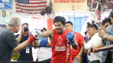 Petinju Filipina, Manny Pacquiao saat sesi latihan jelang pertarungannya melawan juara dunia kelas welter versi WBO, Jessie Vargas di Los Angeles, California, AS (26/10). (Reuters/ Lucy Nicholson)