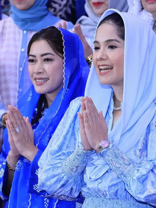 Gaya elegan ala ibu pejabat Annisa Pohan. Ia  memadukan dress-nya dengan kerudung yang memperlihatkan sebagian rambut. [@annisayudhoyono]