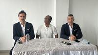 Malut United FC mengumumkan kerja sama dengan Benfica di Stadion Gelora Kie Raha, Ternate, Jumat (15/5/2026). Acara itu dihadiri Direktur Utama PT Maluku Sejahtera selaku perusahaan induk Malut United, Dirk Soplanit (tengah), bersama perwakilan Benfica, yakni Benfica International Business Manager, Lourenco dos Reis Ferreira (kiri), serta Benfica International Technical Coordinator, Davide da Rocha Gomes. (Bola.com/Gregah Nurikhsani)