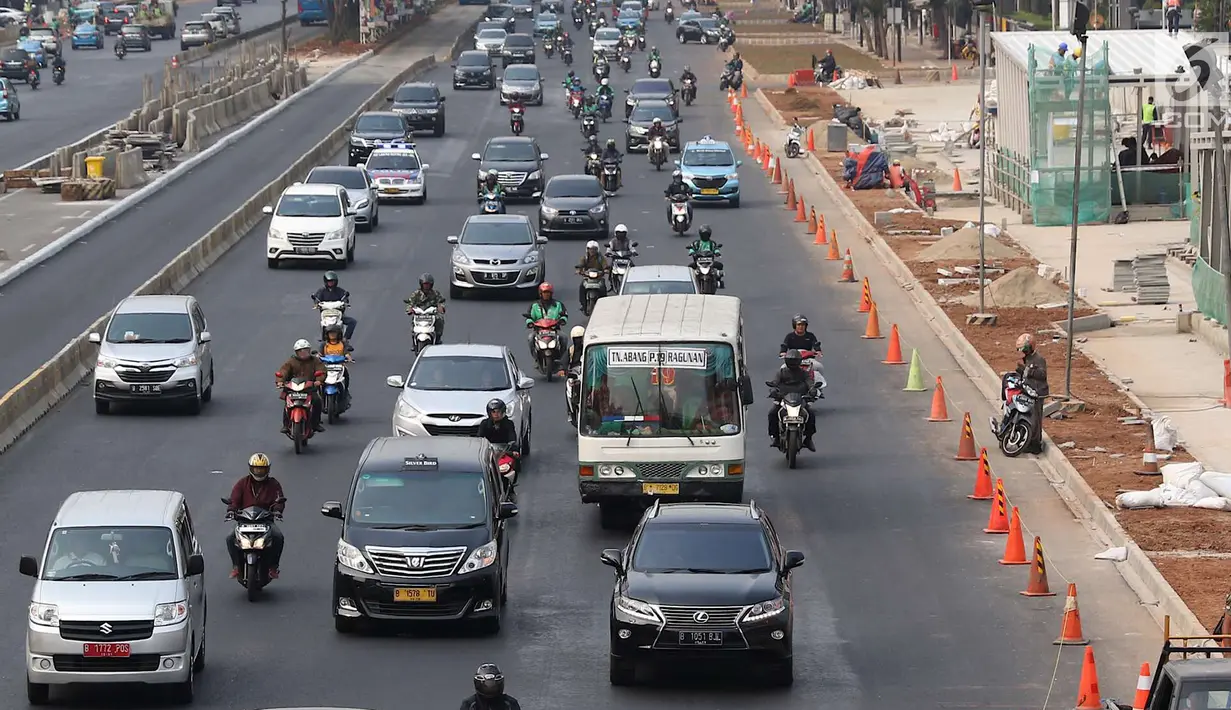 Bus Kopaja melintas di Jalan Sudirman, Jakarta, Rabu (25/7). Wagub DKI Sandiaga Uno melarang angkutan umum seperti Kopaja dan Metromini melewati jalan protokol saat Asian Games 2018 untuk mengurangi kemacetan dan polusi. (Liputan6.com/Immanuel Antonius)