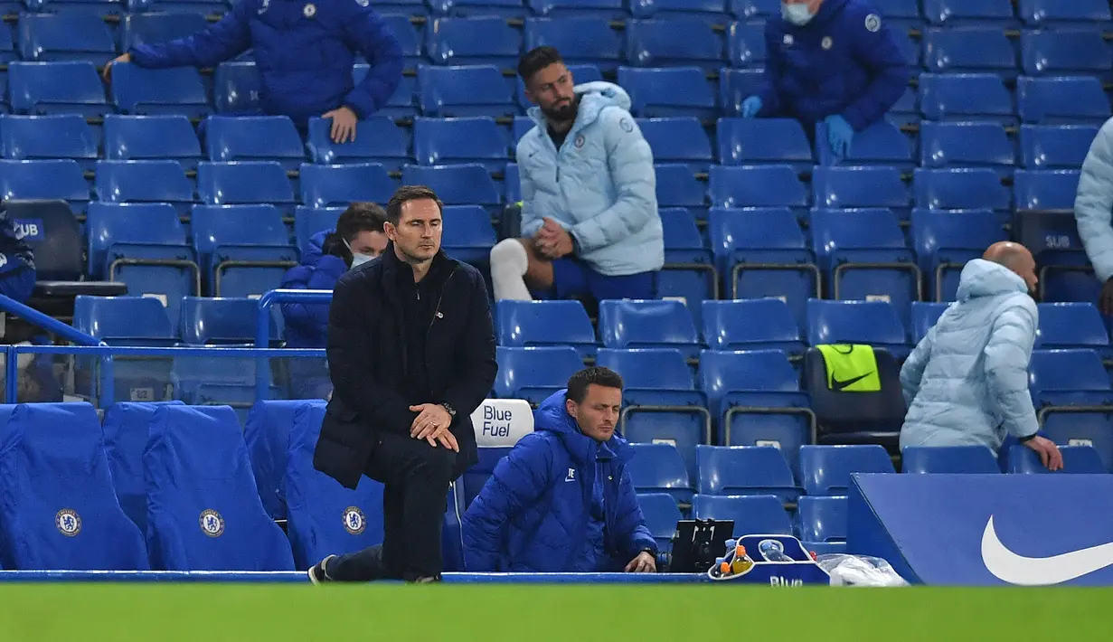 Manajer tim Chelsea, Frank Lampard, berlutut sebagai dukungan kampanye gerakan Black Lives Matter, sebelum laga lanjutan Liga Inggris 2020/21 antara Chelsea dan Sheffield United di Stamford Bridge, London, Sabtu (7/11/2020). (AFP/Ben Stansall/Pool)