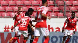 Striker FSV Mainz, Jonathan Burkardt (kiri) merayakan gol pertama FSV Mainz yang dicetaknya ke gawang Bayern Munich dalam laga lanjutan Liga Jerman 2020/2021 pekan ke-31 di Opel Arena, Mainz, Sabtu (24/4/2021). FSV Mainz menang 2-1 atas Bayern Munich. (AFP/Kai Pfaffenbach/Pool)