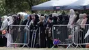 Sejumlah wanita menghadiri pemakaman korban penembakan masjid di Memorial Park Cemetery, Christchurch, Selandia Baru, Rabu (20/3). Ratusan pelayat turut menghadiri pemakaman. (AP Photo/Mark Baker)