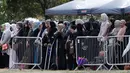 Sejumlah wanita menghadiri pemakaman korban penembakan masjid di Memorial Park Cemetery, Christchurch, Selandia Baru, Rabu (20/3). Ratusan pelayat turut menghadiri pemakaman. (AP Photo/Mark Baker)