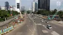 Suasana arus lalu lintas tampak lengang di Jalan Sudirman, Jakarta Rabu (27/6). Libur nasional Pilkada Serentak , jalanan di ibukota Jakarta sepi dan bebas dari kemacetan. (Liputan6.com/Arya Manggala)