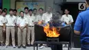 Petugas Badan Penanggulangan Bencana Daerah (BPBD) DKI Jakarta bersama Pemadam Kebakaran DKI Jakarta melakukan pelatihan tanggap bencana dan kebakaran di Madrasah Aliyah Swasta Persatuan Islam (MAS Persis) 69, Matraman, Jakarta, Selasa (19/9/2023). (merdeka.com/Imam Buhori)