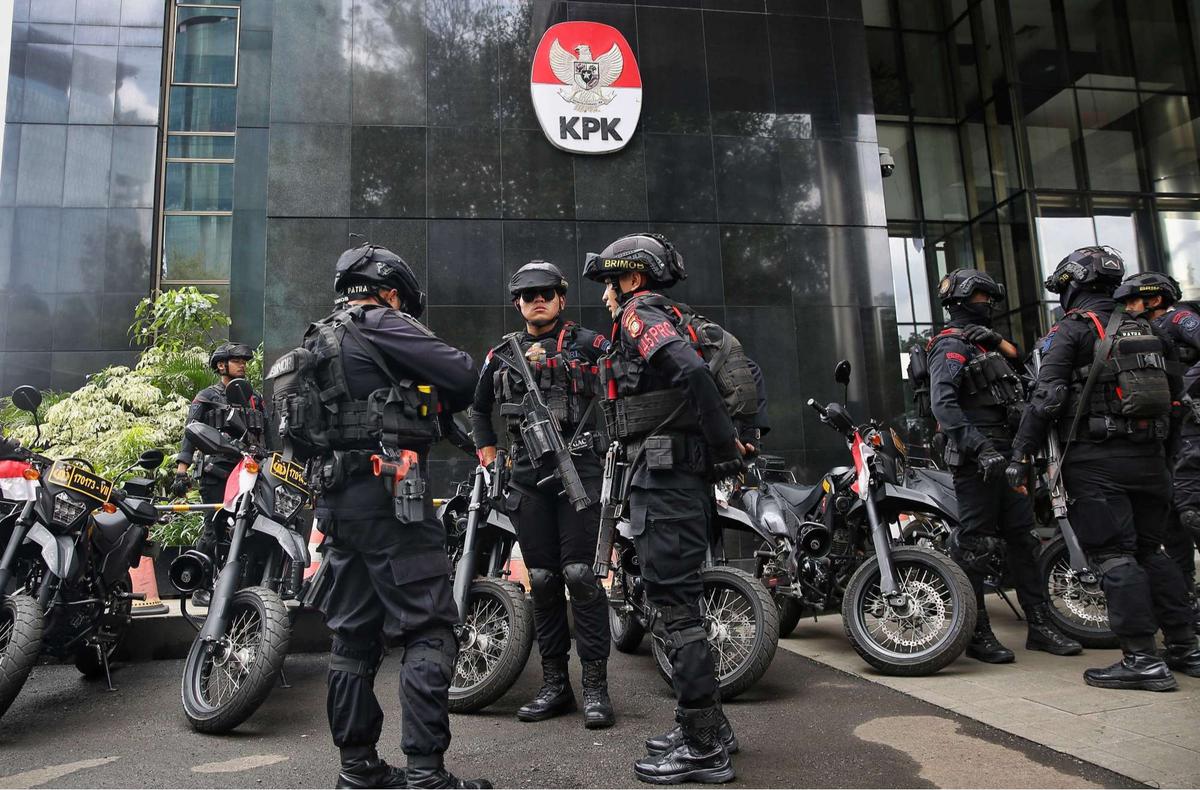 Gedung KPK Dijaga Ketat Polisi Bersenjata Saat Hasto Kristiyanto Diperiksa