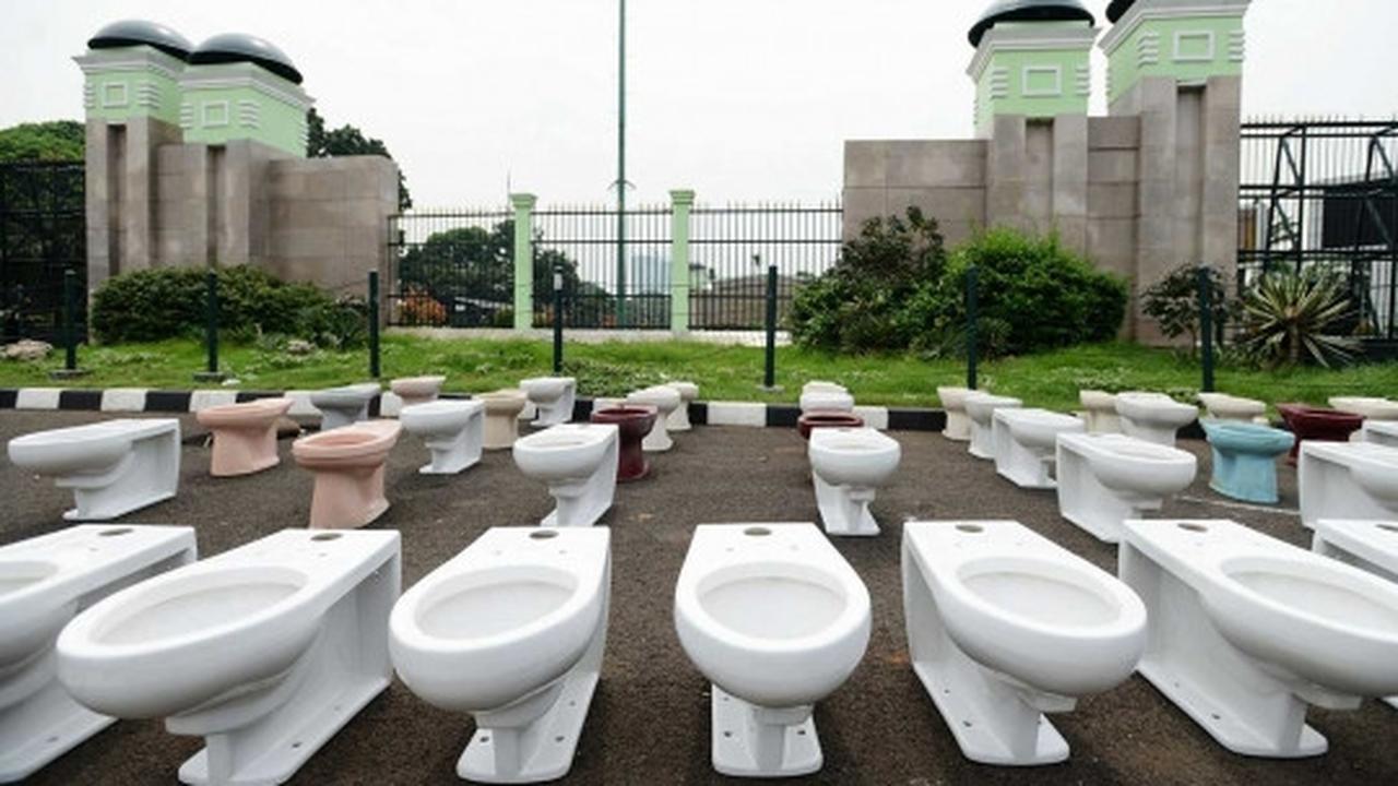 Aliansi Seniman Jakarta kirim puluhan jamban ke DPR