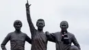 Charlton menjadi salah satu legenda Man Utd yang dibuatkan patung khusus di depan Stadion Old Trafford. (AP Photo/Dave Thompson)