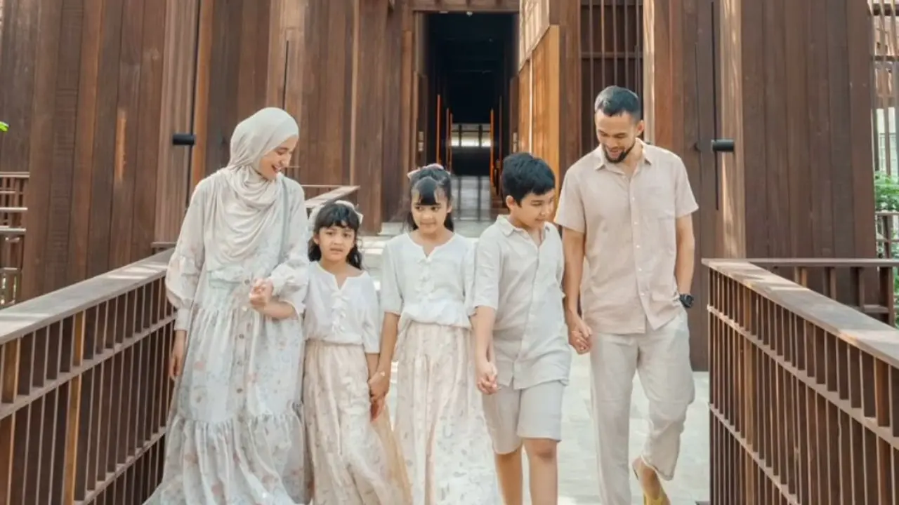 Potret Kebersamaan Shireen Sungkar Bersama Suami dan Ketiga Anaknya (Instagram/@shireensungkar)