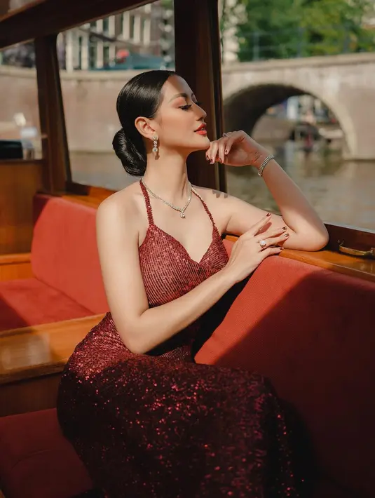 Di foto lainnya, Ayu Maulida kembali tampil elegan dalam balutan halter sequined dress warna merah.
