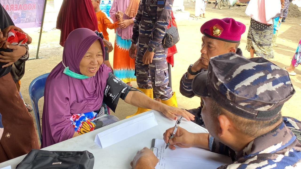 FOTO: TNI Angkatan Laut Gelar Pengobatan Warga dan Pembersihan Lingkungan di Aceh