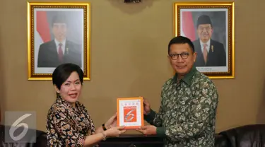 Direktur SCM, Harsiwi Achmad menyerahkan buku Di Balik Layar Liputan6 kepada Menag Lukman Hakim Saifuddin saat melakukan audiensi di Jakarta, Jumat(27/5). Pertemuan membahas sejumlah hal jelang bulan suci Ramadan. (Liputan6.com/Helmi Fithriansyah)