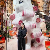 Nagita Slavina kembali mencuri perhatian dengan gaya fashion-nya yang simple namun tetap stylish saat menikmati liburannya di Bangkok baru-baru ini.  [@raffinagita1717].