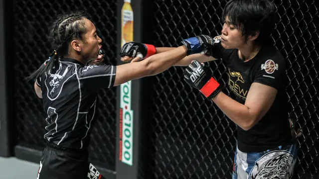 Dwi Ani Retno Wulan (kiri) saat tampil ONE: WARRIOR’S DREAM. (ONE Championship)