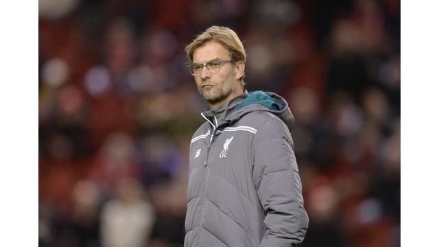 Jurgen Klopp manajer Liverpool takut melihat momen penalti saat James Milner bersiap melakukan eksekusi penalti di depan gawang Bordeaux pada kompetisi Liga Europa 2015.