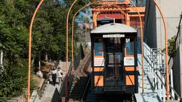 Penampakan kereta api Angels Flight yang berada di pusat kota Los Angeles, AS (30/8). Kereta kabel ini beroperasi pertama kali pada tahun 1901 dengan dua jalur, namun ditutup pada 1969 untuk dikembangkan lagi. (AP Photo / Richard Vogel)