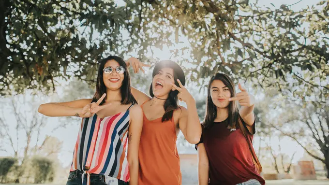 Si Paling Menarik Perhatian, 3 Zodiak yang Selalu Populer di Sekolah