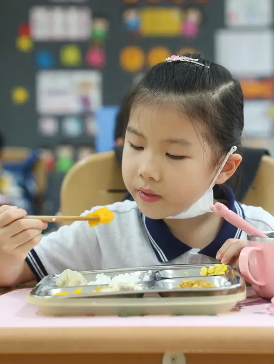Seorang siswa makan siang di sekolah dasar di Distrik Changning, Shanghai, China timur, pada 2 September 2020. Sekolah dasar tersebut mempromosikan kampanye "Bersihkan Piringmu" untuk mengurangi limbah makanan saat semester baru dimulai. (Xinhua/Ding Ting)