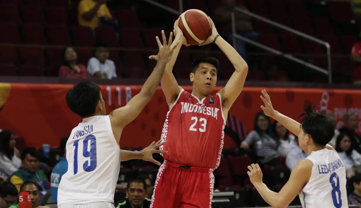 Pebasket Indonesia, Avan Seputra, saat melawan Thailand pada SEA Games 2019 di Mall Of Asia Arena, Manila, Filipina, Rabu (4/12). Indonesia kalah 76-98 dari Thailand. (Bola.com/M Iqbal Ichsan)