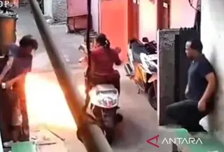 Seorang ibu dilempar molotov oleh pria tak dikenal. @jakarta.trending