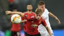 Bek Manchester United, Brandon Williams, berebut bola dengan gelandang Copenhagen, Pep Biel, pada laga perempat final Liga Europa di RheinEnergie Stadion, Jerman, Selasa (11/8/2020) dini hari WIB. Manchester United menang 1-0 atas Copenhagen. (AFP/Wolfgang Rattay/pool)