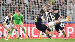 Bek Juventus, Giorgio Chiellini, berusaha menghadang tendangan gelandang AS Monaco, Joao Moutinho. AS Monaco mendominasi pertandingan dengan penguasaan bola hingga 51 persen sementara Juventus 49 persen.  (EPA/Alessandro Di Marco)