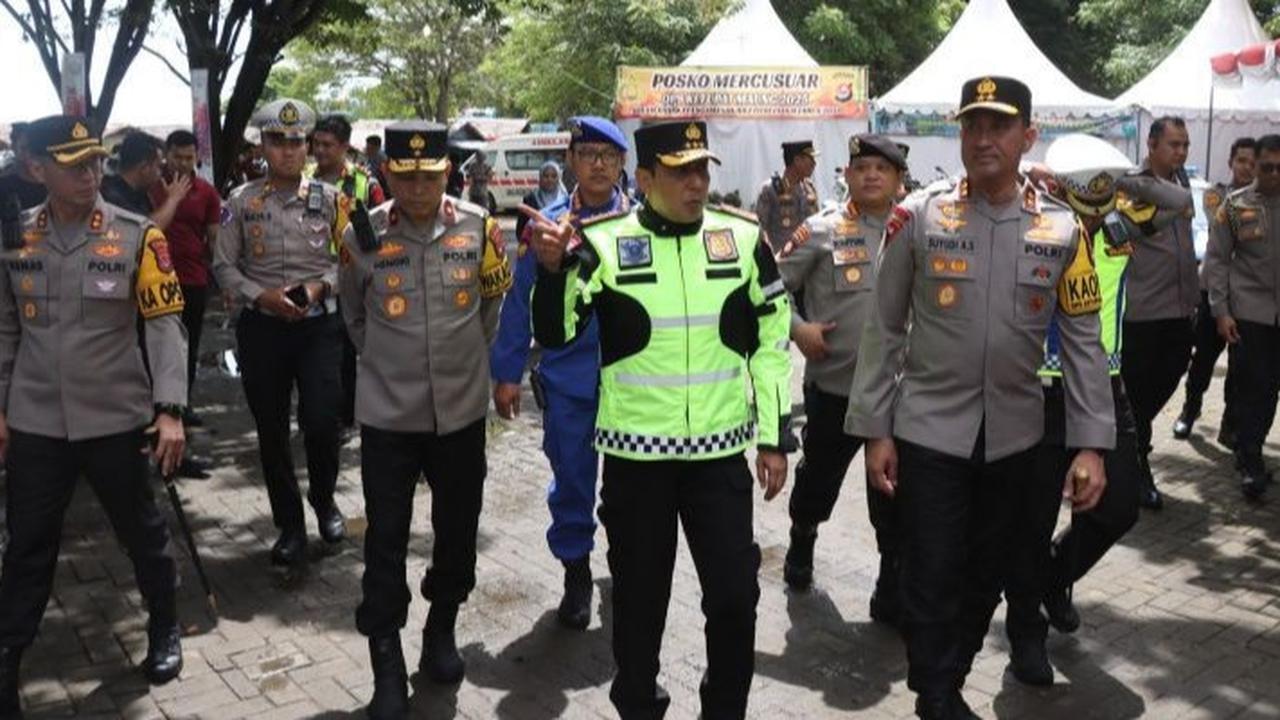 Berkaos Oblong dan Celana Pendek, Jenderal Peraih Adhi Makayasa Senam Santai di Pinggir Pantai Disorot