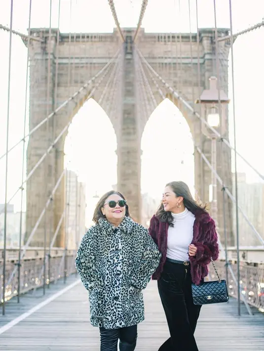 Mulai dari gaya foto sampai outfit yang dikenakannya.  [Foto: IG/jscmila/janemagdalenabaker].